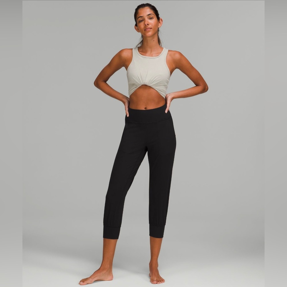 Lululemon align cropped joggers in black size 2